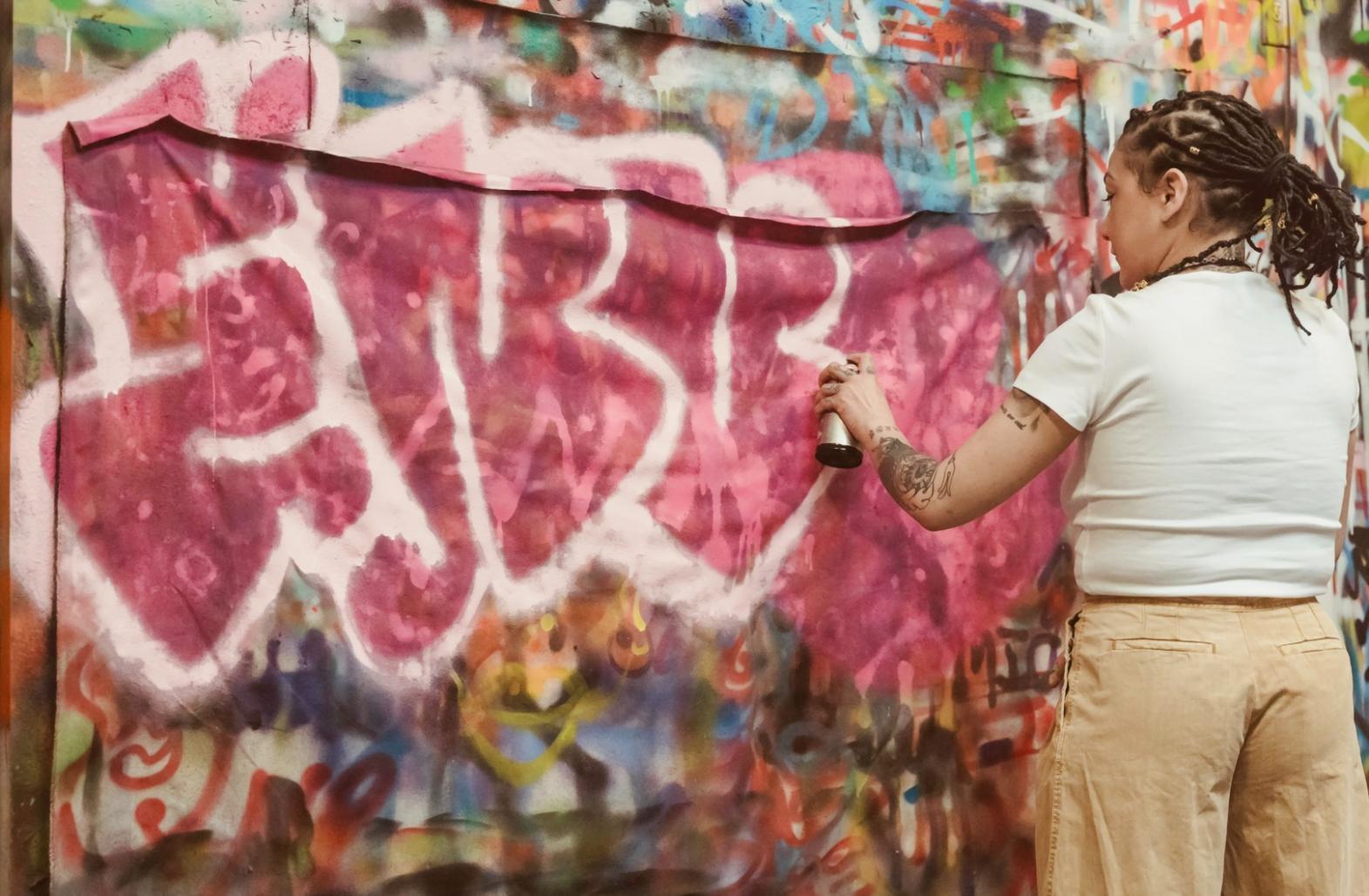 Session de travail collaboratif entre apprenants sur des créations de concept art