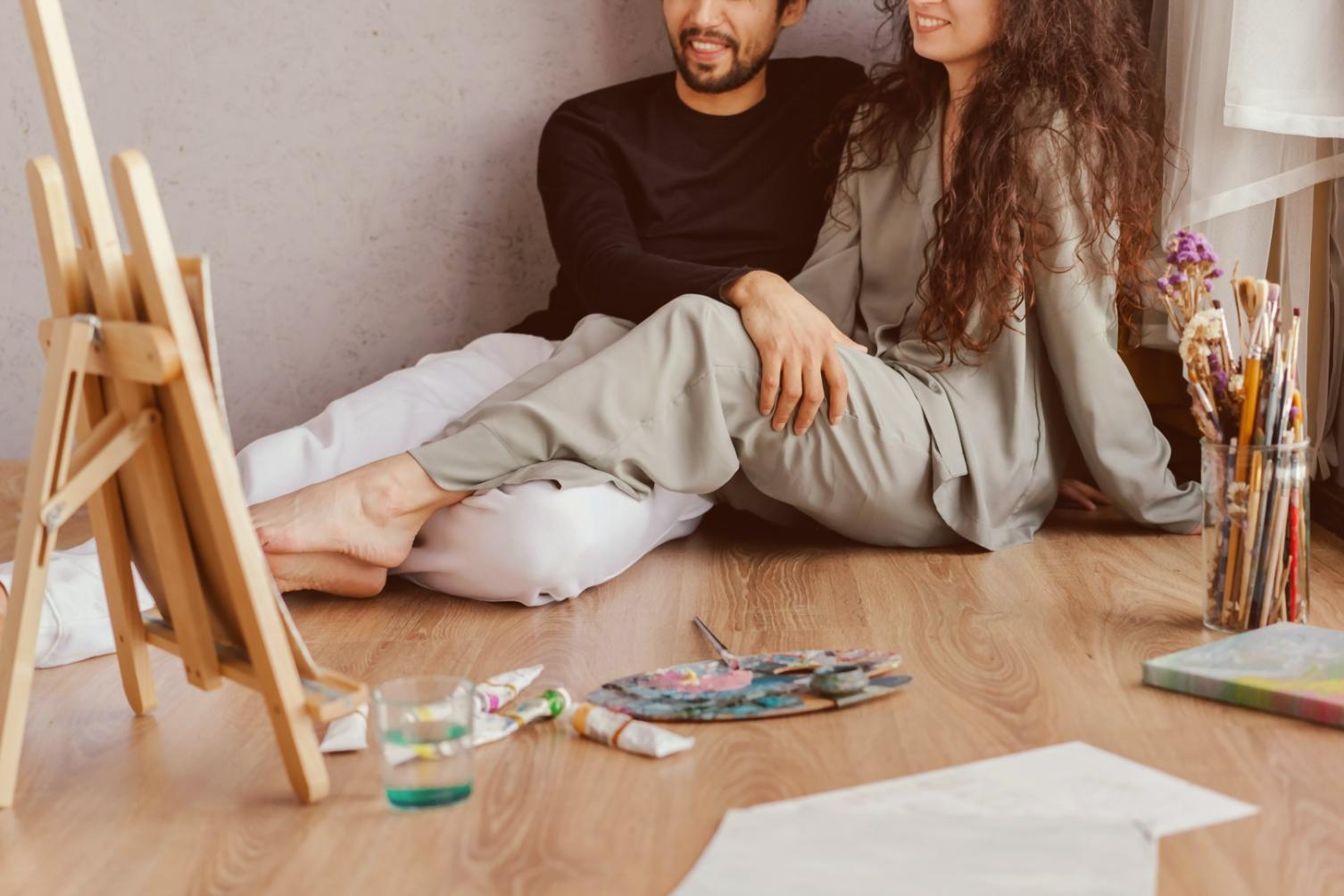 Espace de travail d'un concept artist avec tablette graphique et références visuelles